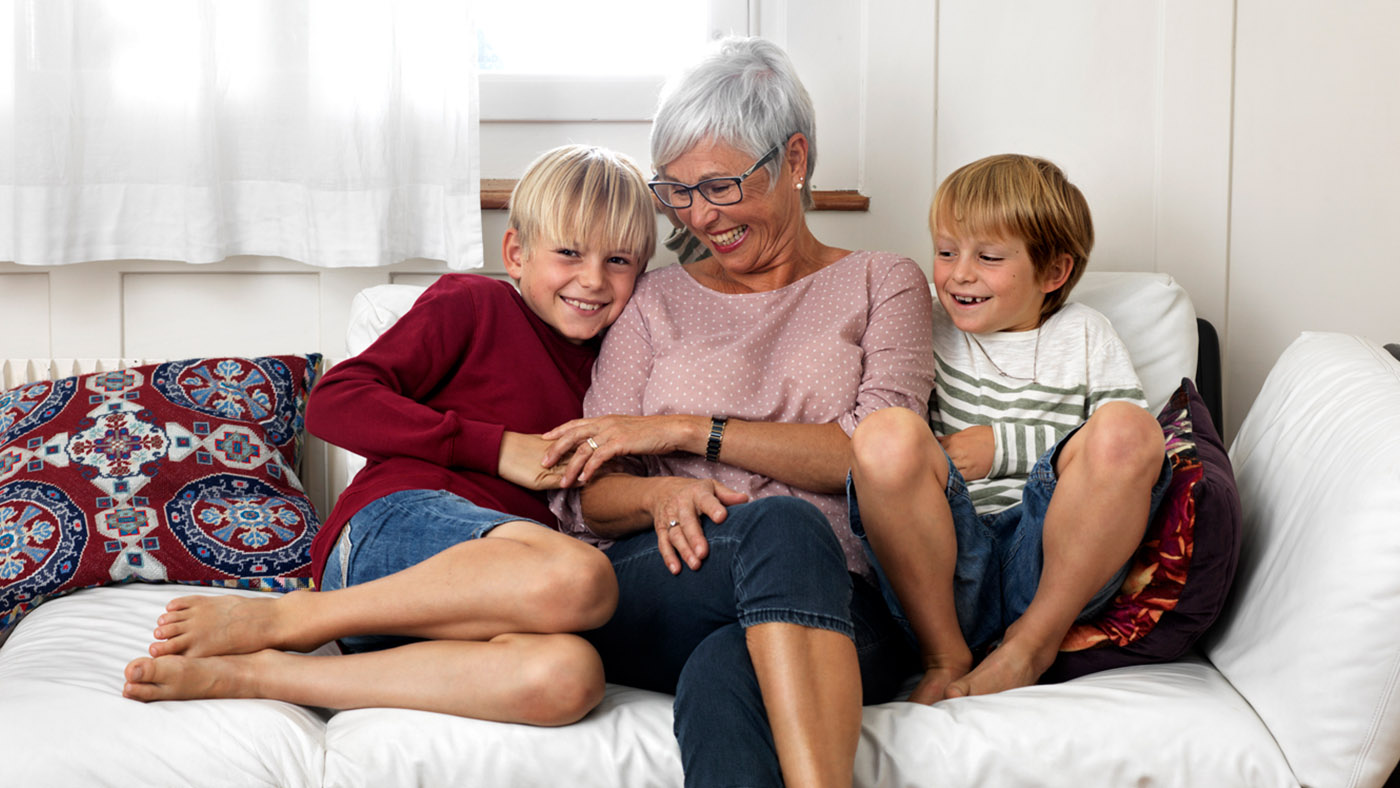 Une grand-mère et ses petits-enfants se réjouissent d'un avenir où les jeunes et les personnes âgées bénéficieront de rentes assurées.